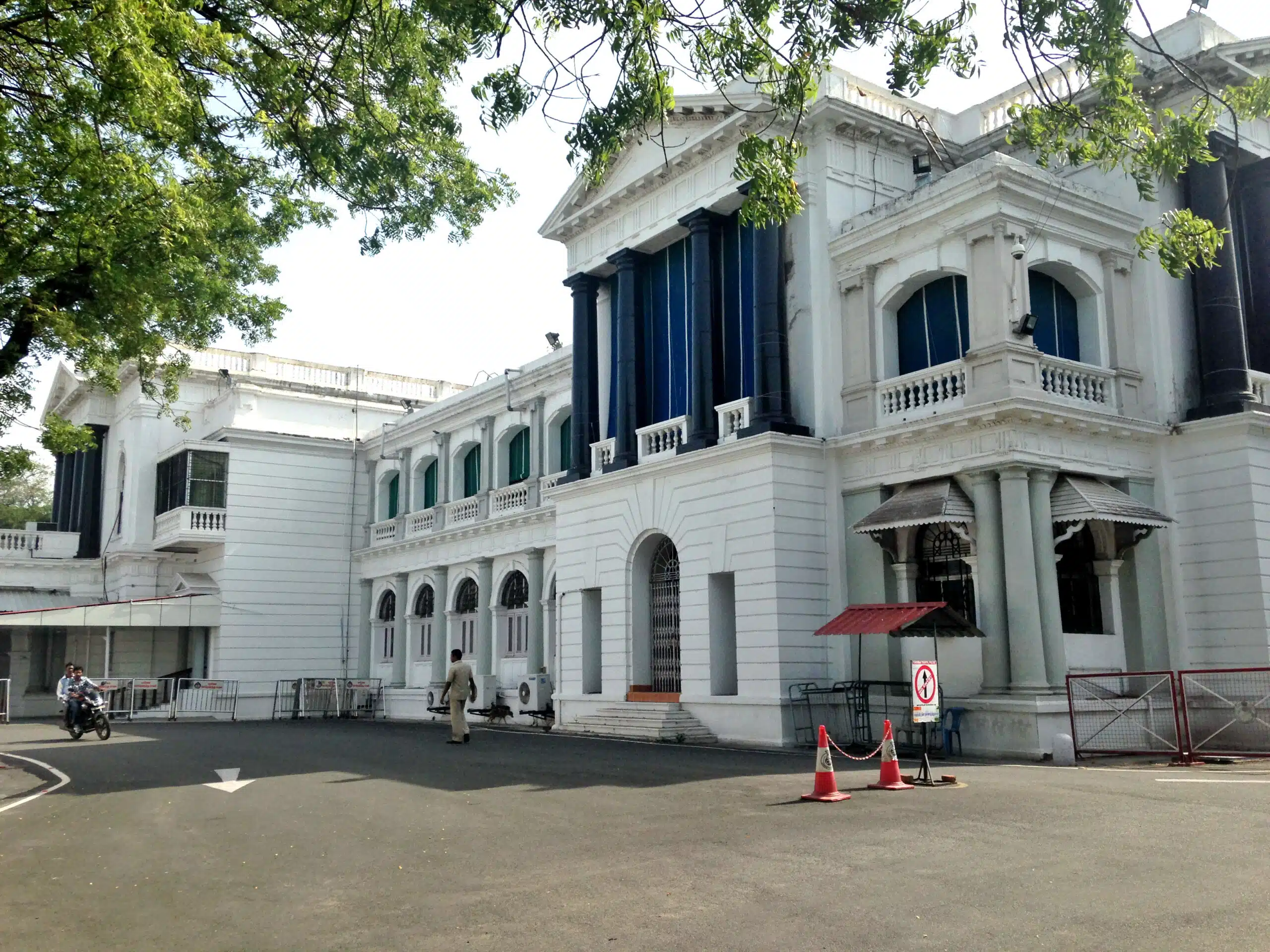 Once an important landmark of the colonial empire, Fort St. George currently functions as the legislative headquarters of Tamil Nadu